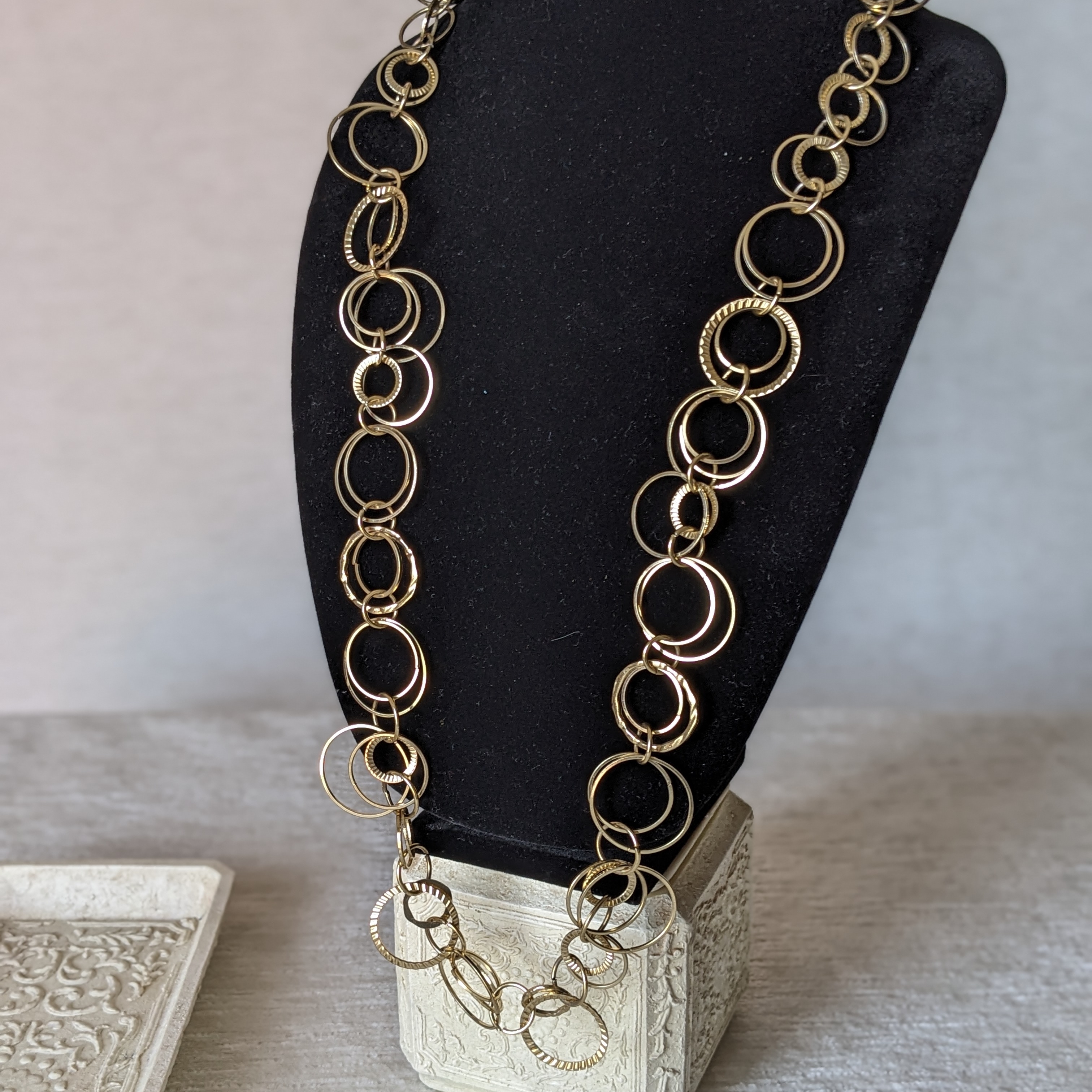 Daisy Fuentes 34-36 Signed Gold-Tone Circle Necklace 15$